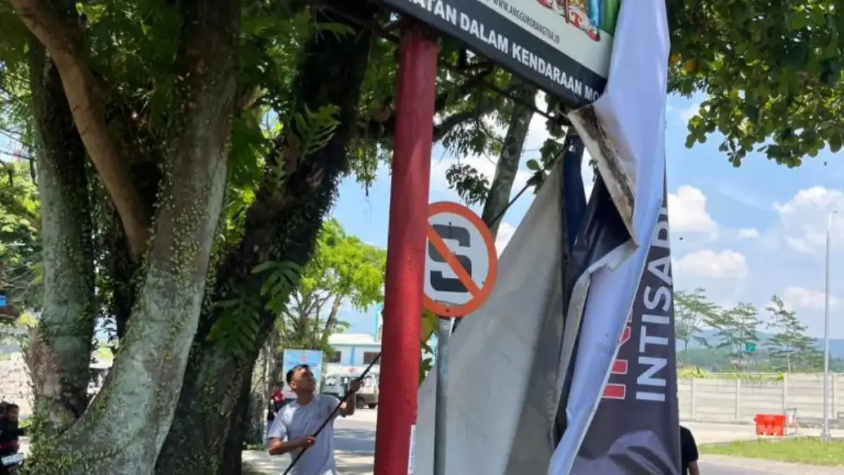 Satpol PP Sumedang Bongkar Reklame Ilegal di Tanjungsari, Jaga Ketertiban dan Kepatuhan Perda