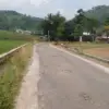 Warga Keluhkan Jalan Rusak