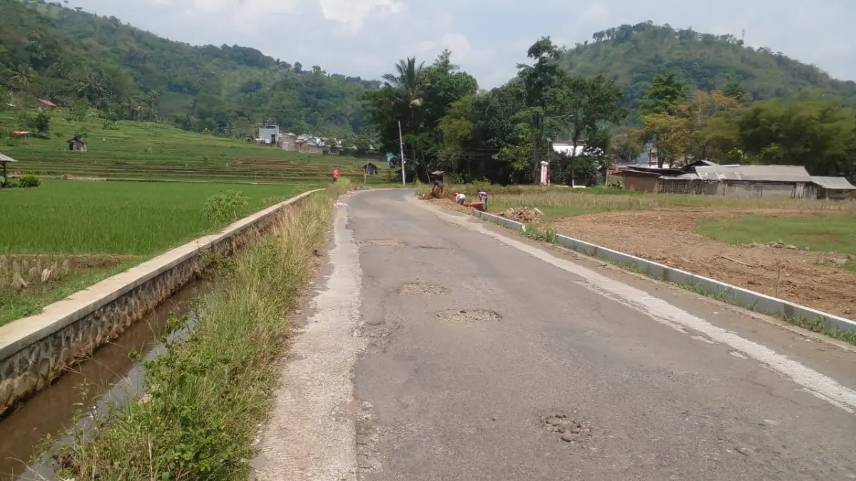 Warga Keluhkan Jalan Rusak