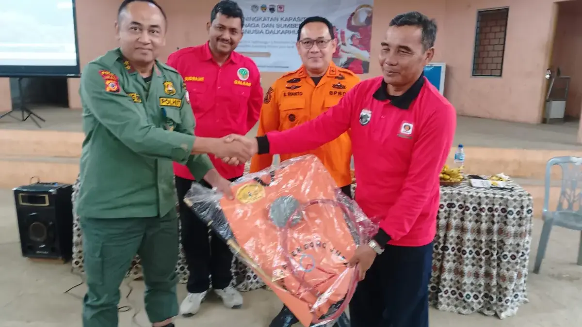 Cuaca Ekstrem Landa Pamulihan, Hujan Disertai Angin dan Petir Timbulkan Sejumlah Pohon Tumbang