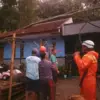 Pohon Tumbang di Sumedang Hancurkan Rumah Warga, Pemilik Toko Emas Diminta Bertanggung Jawab