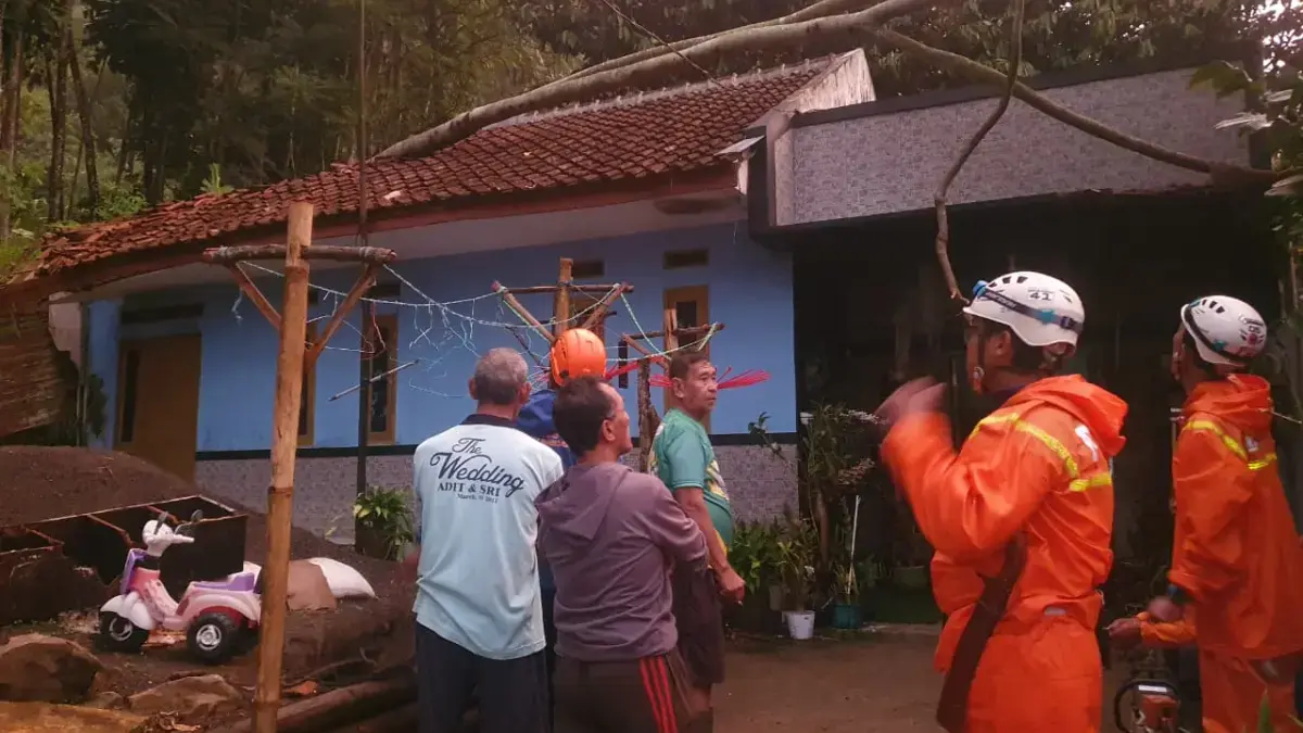 Pohon Tumbang di Sumedang Hancurkan Rumah Warga, Pemilik Toko Emas Diminta Bertanggung Jawab