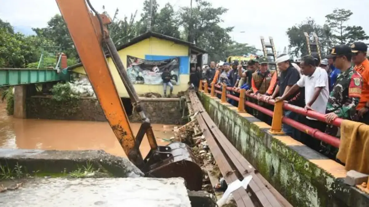 Pemerintah Kecamatan Cimanggung Siaga Hadapi Musim Hujan, Warga Diminta Waspada Banjir di Titik Rawan Pemerintah Kecamatan Cimanggung Siaga Hadapi Musim Hujan, Warga Diminta Waspada Banjir di Titik Rawan
