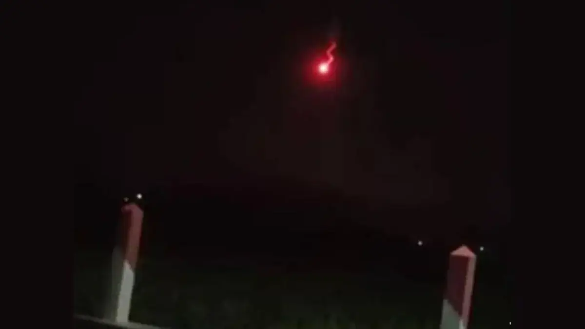 Bola Api Melintas di Langit Cisumdawu: Fenomena Langka Bikin Heboh Pengendara, Diduga Meteor Usai Terbakar di