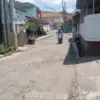 Warga Keluhkan Jalan Rusak Parah di Parigi Sumedang, Banyak Pengendara Terperosok