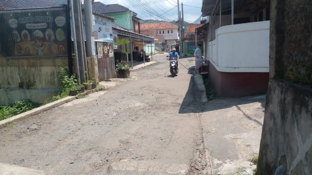 Warga Keluhkan Jalan Rusak Parah di Parigi Sumedang, Banyak Pengendara Terperosok