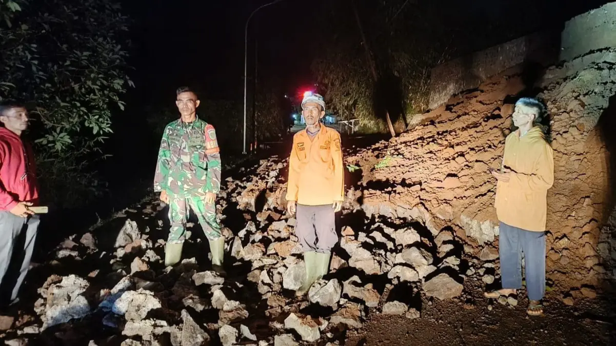 Jalur Alternatif Bandung–Sumedang–Subang Lumpuh 9 Jam Akibat Longsor di Rancakalong