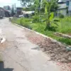 Warga Jatihurip Keluhkan Jalan Rusak Parah, Akses Vital ke Terminal dan Sekolah Terganggu
