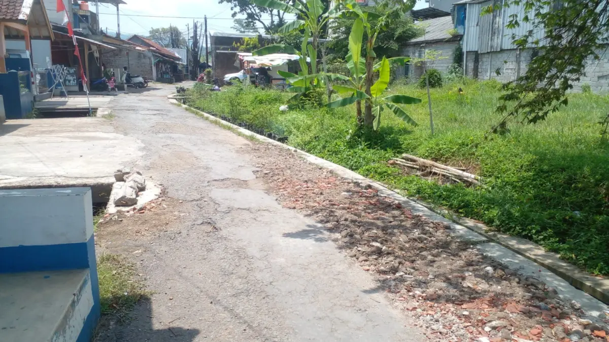 Warga Jatihurip Keluhkan Jalan Rusak Parah, Akses Vital ke Terminal dan Sekolah Terganggu Warga Jatihurip Keluhkan Jalan Rusak Parah, Akses Vital ke Terminal dan Sekolah Terganggu