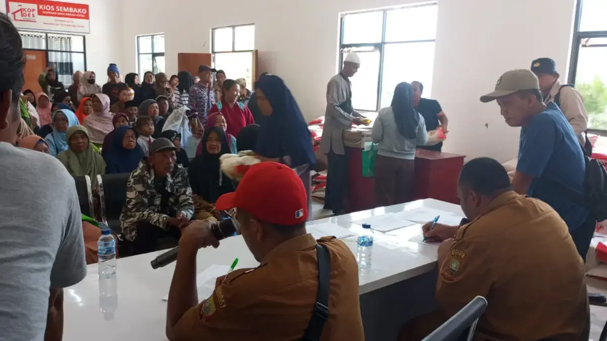 Polres Sumedang Salurkan Bantuan Sosial untuk Warga Terdampak Tanah Urug di Desa Sirnamulya