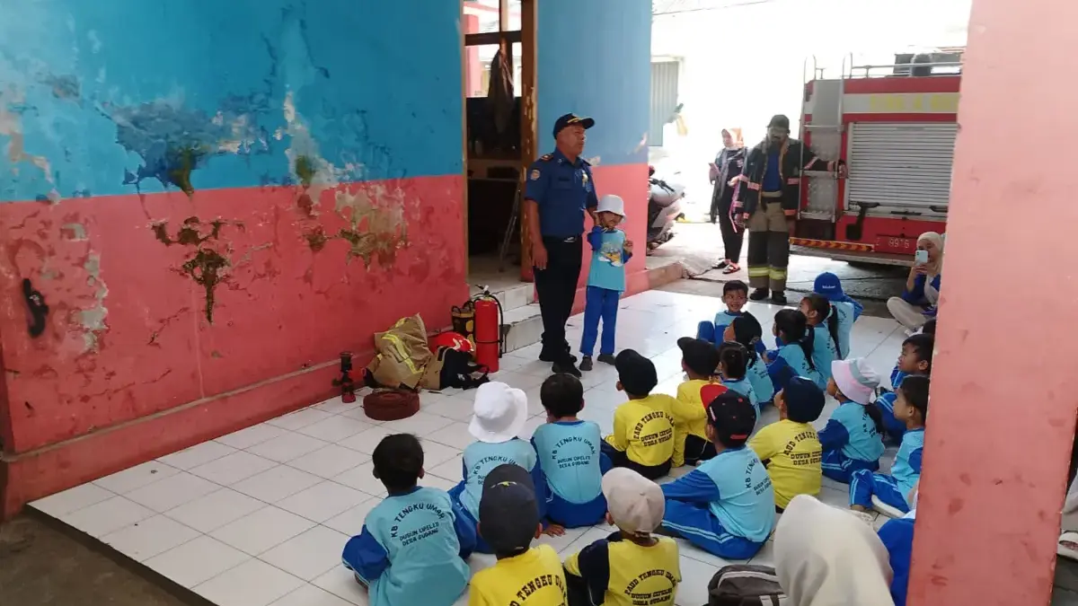 Siswa PAUD Tengku Umar Kunjungi UPT Damkar Tanjungsari, Belajar Serunya Profesi Pemadam Kebakaran