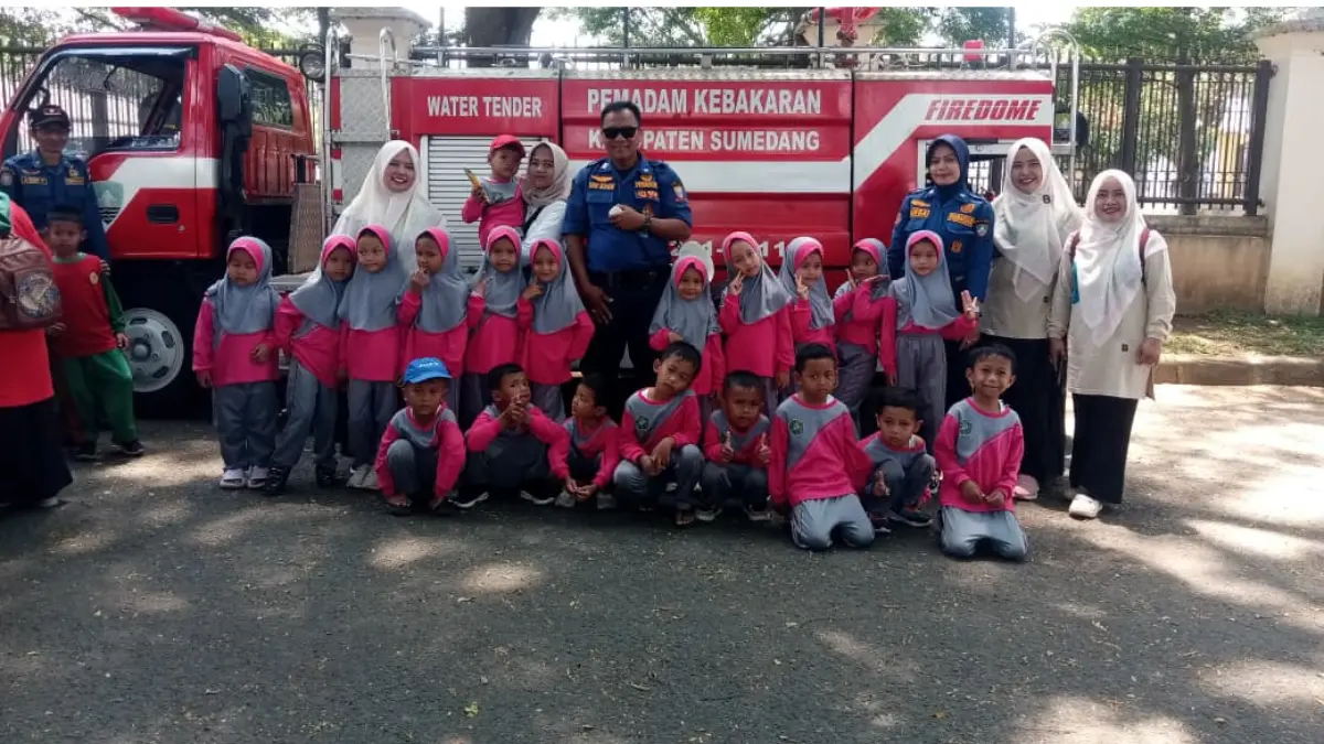 Pendidikan Dini Keselamatan: Damkar Ajar Anak TK Cara Aman Hadapi Kebakaran
