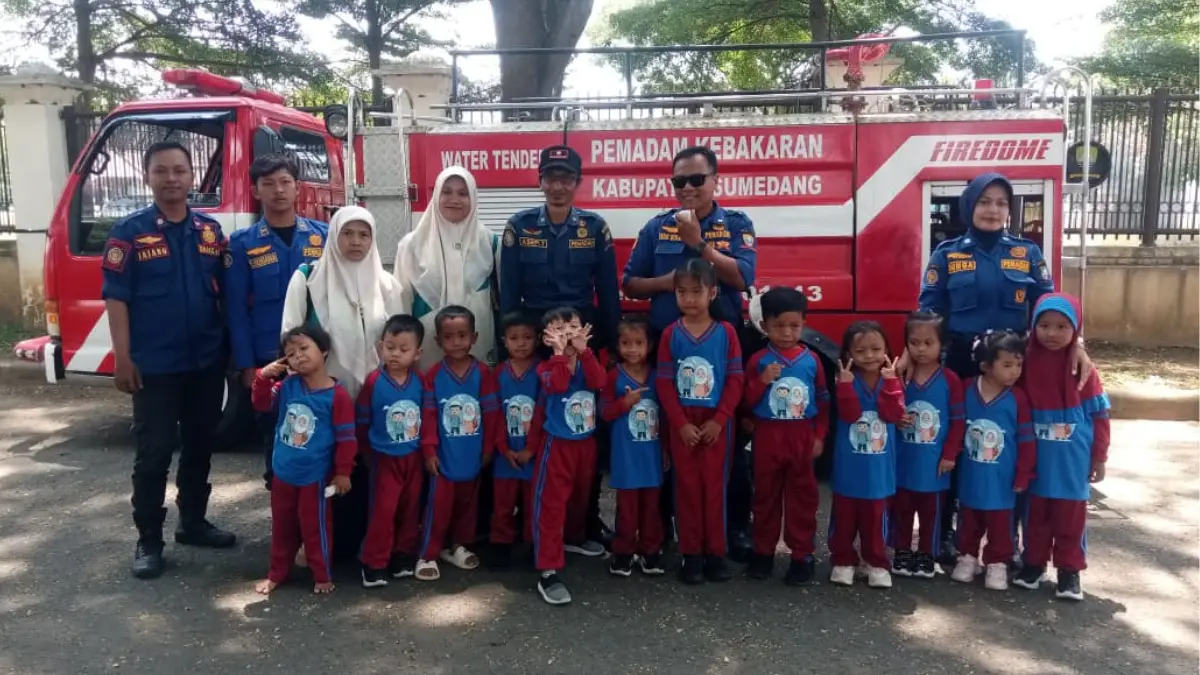 Hebat! Petugas Damkar Didik Anak TK Jadi Pahlawan Kecil Tanggap Kebakaran