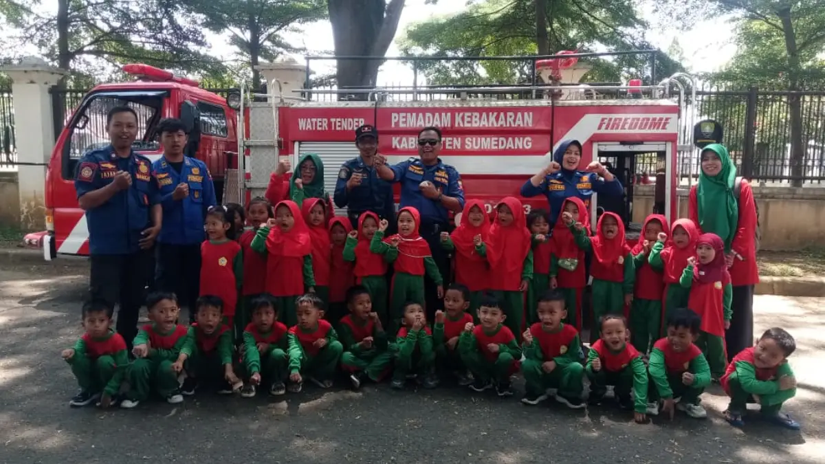 Damkar Turun ke Sekolah, Ajak Anak TK Belajar Tentang Api dan Keselamatannya