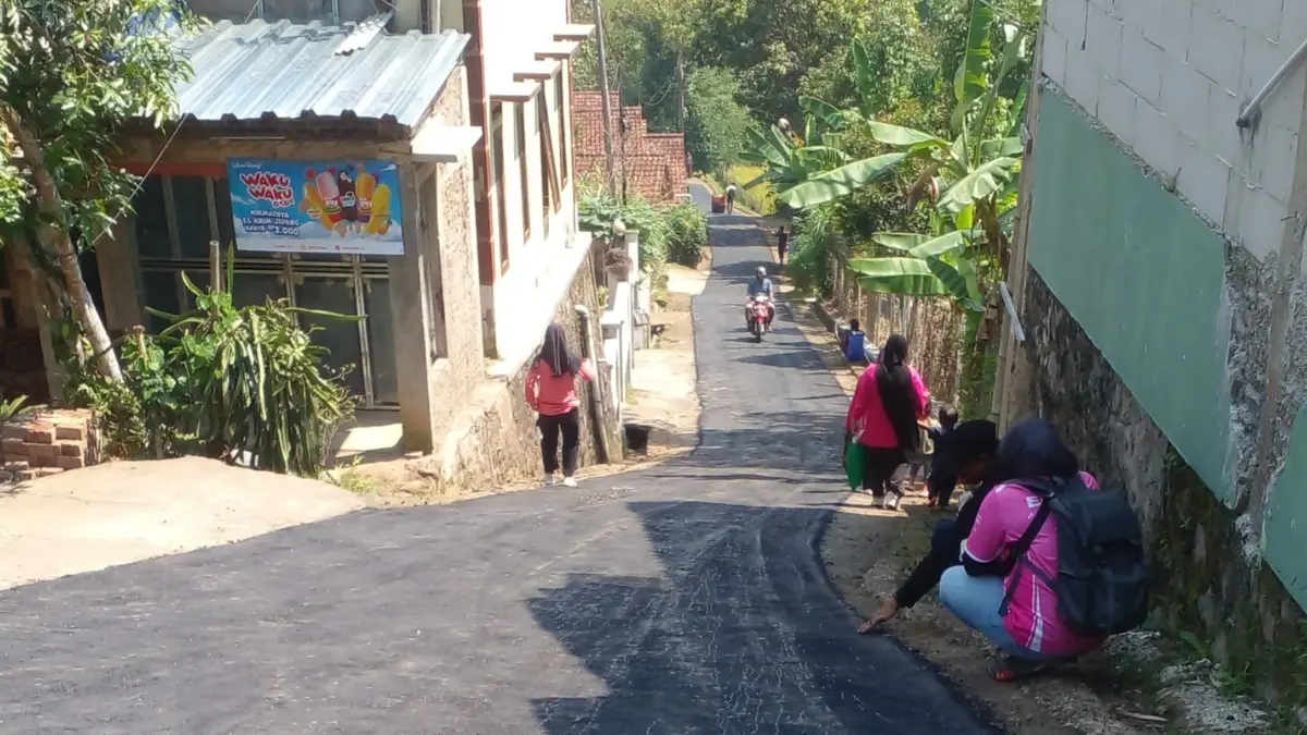 Pemdes Mekarjaya Perbaiki Akses Jalan Penghubung antar Desa