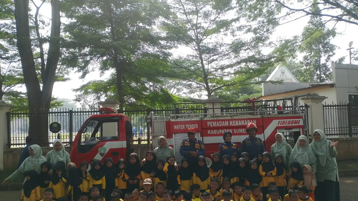 Aksi Keren Para Super Hero Merah : Pemadam Kebakaran Ajari Anak TK Jadi Pemberani dan Aman!