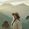 Rahasia Foto Cewek Kece, Gaya \'Pendaki Estetik\' di Gunung Manglayang Padukan Color Grading Hijau Matcha