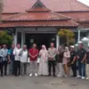 Foto bersama Camat Cimalaka, Eneng Yulia S Sos ME dengan para Kepala Desa Di Kecamatan Cimalaka seusai kegiat