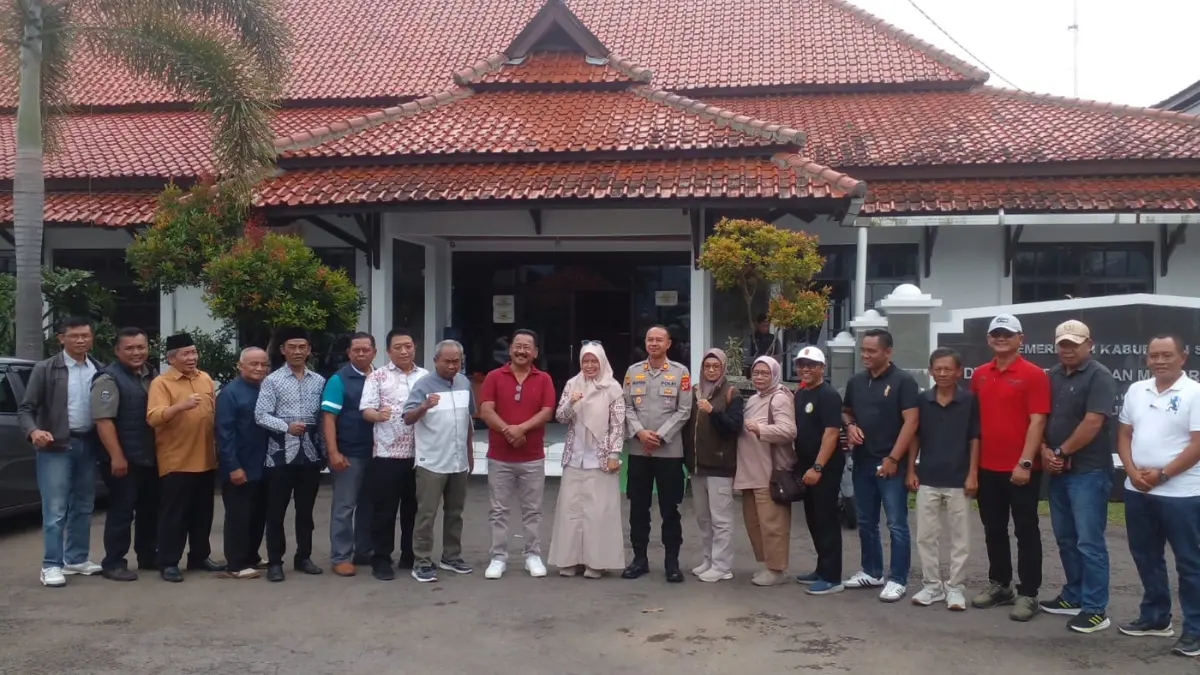 Foto bersama Camat Cimalaka, Eneng Yulia S Sos ME dengan para Kepala Desa Di Kecamatan Cimalaka seusai kegiat