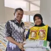 568 Warga Desa Mekarjaya Terima Bantuan Pangan Beras & Minyak Goreng dari Bapanas