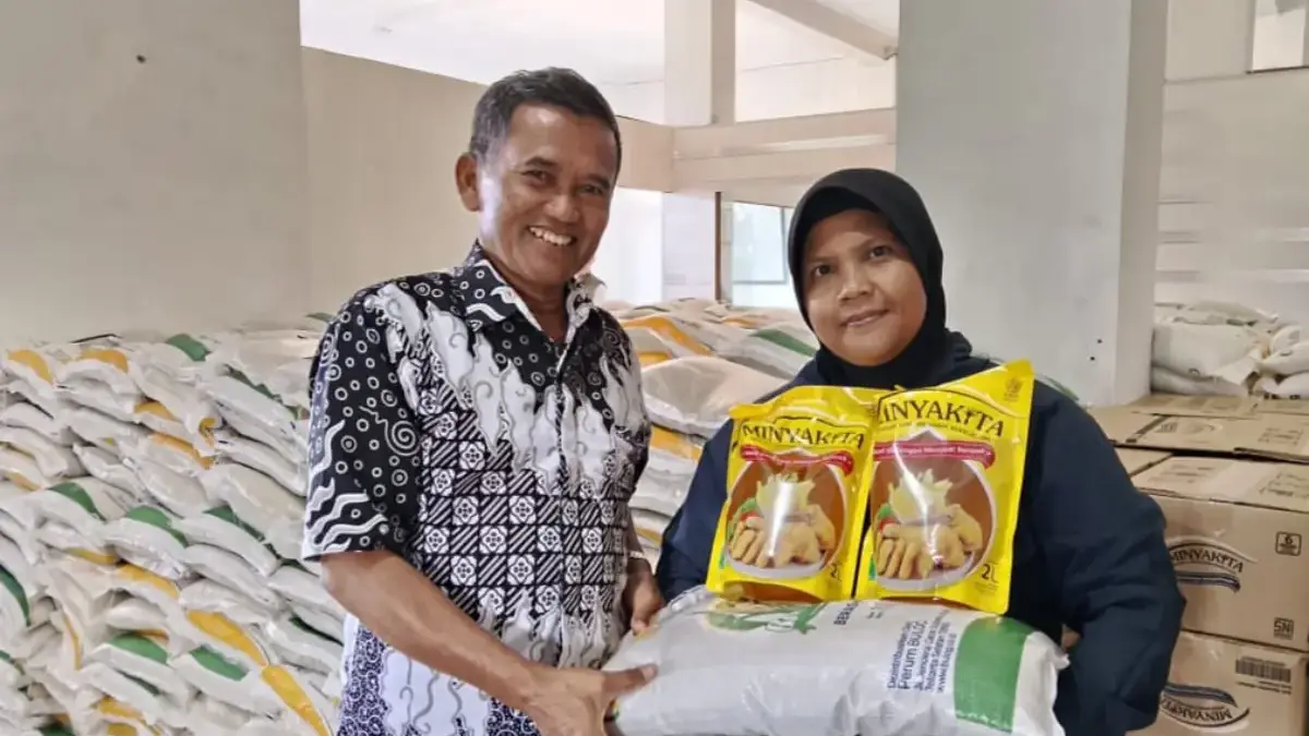 Jangan Iri, 568 Warga Desa Mekarjaya Terima Bantuan Pangan dari Bapanas 568 Warga Desa Mekarjaya Terima Bantuan Pangan Beras & Minyak Goreng dari Bapanas