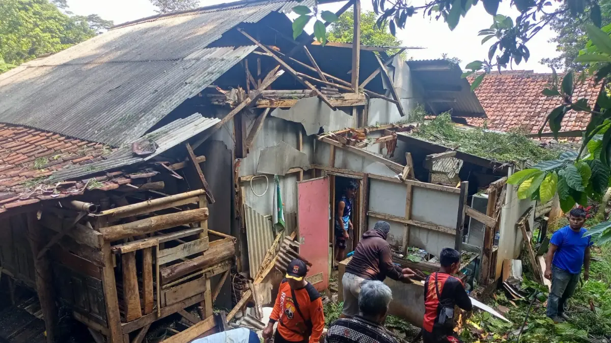 Hujan Deras Sebabkan Pohon Tumbang di Buahdua, Satu Rumah Warga Alami Kerusakan Petugas dna Warga Sekitar Sedang Melakukan Pembersihan Material Pohon Tumbang Disekitar Rumah Korban (Istimewa