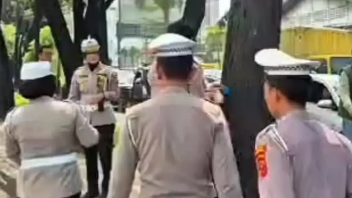 Kasatlantas Pimpin Langsung Sosialisasi Alat Pemantul Cahaya Kasatlantas Pimpin Langsung Sosialisasi Alat Pemantul Cahaya