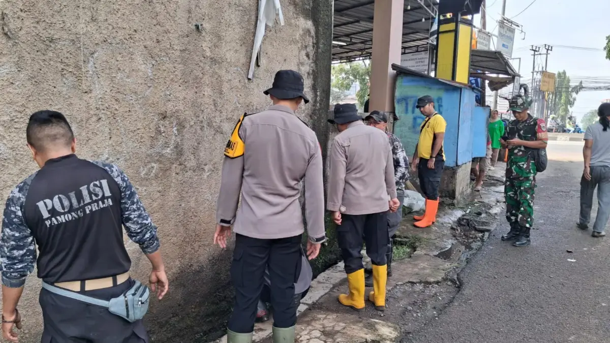 Gotong Royong Pasca Banjir di Cipacing, TNI–Polri dan Warga Normalisasi Gorong-Gorong