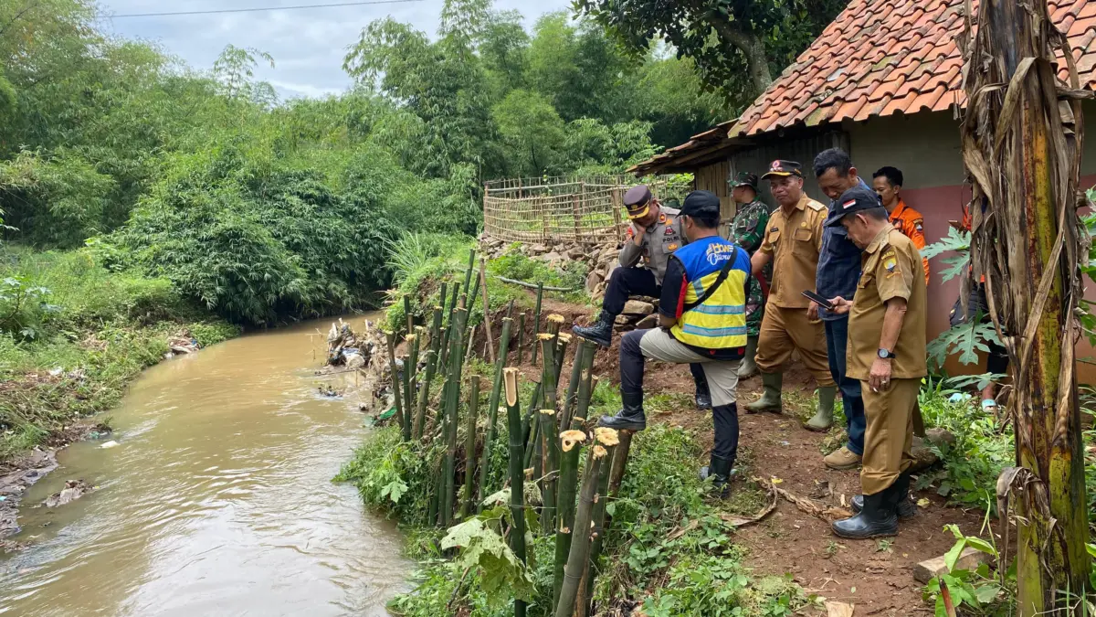 Tebing Sungai Cimande di Cimanggung Bergeser, Pemerintah Pasang Rucuk Bambu Cegah Longsor