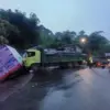 Truk Tronton Gagal Nanjak di Ciherang Sumedang, Seruduk Warung dan Mobil Boks