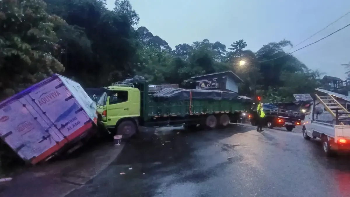 Truk Tronton Gagal Nanjak di Ciherang Sumedang, Seruduk Warung dan Mobil Boks