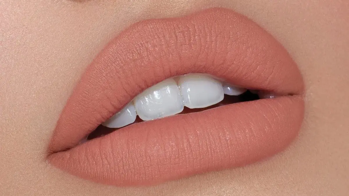 Rahasia Bibir Lembut & Tetap Matte Seharian: Tips Makeup Simpel untuk Aktivitas Padat