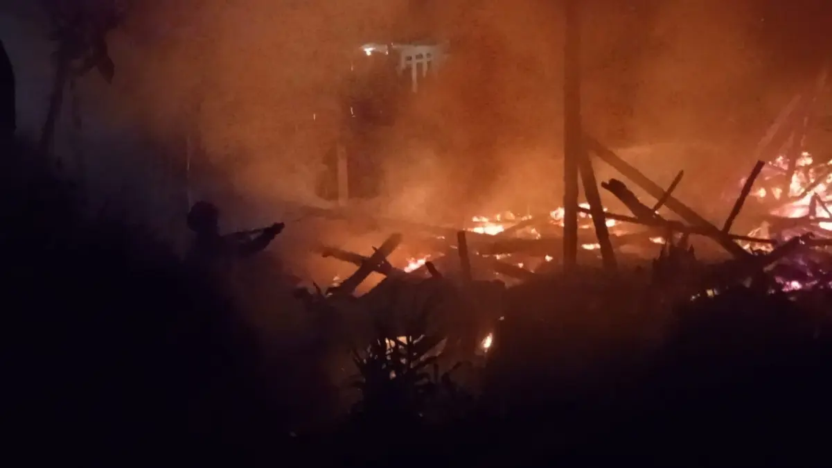 Rumah Panggung di Cigendel Terbakar Akibat Korsleting, Damkar Tanjungsari Bergerak Cepat Padamkan Api