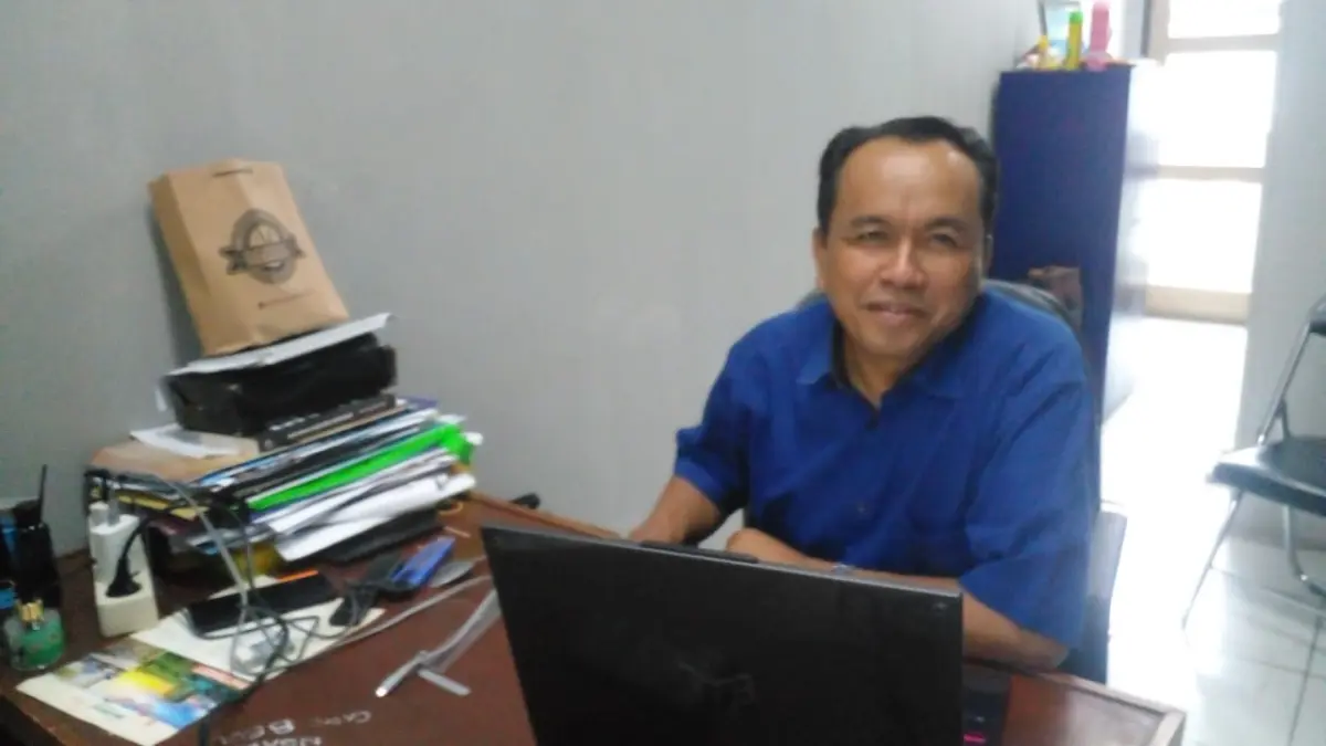 Larangan Studytour Masih Berlaku di SMKN 1 Sumedang demi Patuhi Regulasi Pemprov Jabar Wakasek Humas SMKN 1 Sumedang, Oo Suherman M MPd.,saat memberi keterangan terkait pemberlakuan larangan Study