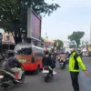 Polsek Jatinangor Atur Lalu Lintas Pagi di Depan Sekolah, Pastikan Pelajar Aman dan Arus Lancar