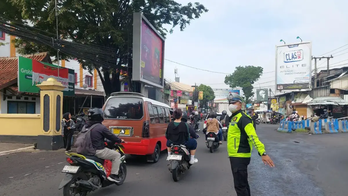 Polsek Jatinangor Atur Lalu Lintas Pagi di Depan Sekolah, Pastikan Pelajar Aman dan Arus Lancar