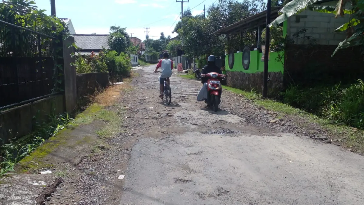 Jalan Rusak di Rancamukti Hambat Ekonomi dan Aktivitas Warga Sumedang Utara Jalan Rusak di Rancamukti Hambat Ekonomi dan Aktivitas Warga Sumedang Utara