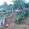 Hujan Deras Sebabkan Longsor di Tegal Manggung Cimanggung, Delapan Rumah Terancam dan Masjid Tertimbun