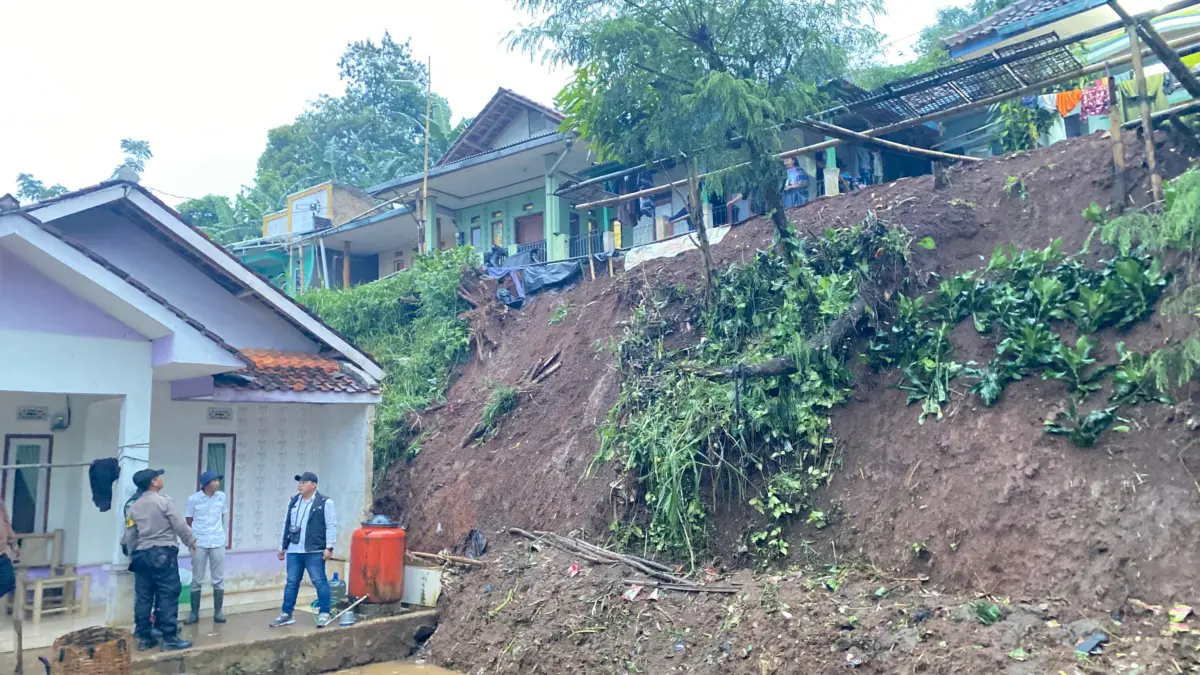 Hujan Deras Sebabkan Longsor di Tegal Manggung Cimanggung, Delapan Rumah Terancam dan Masjid Tertimbun