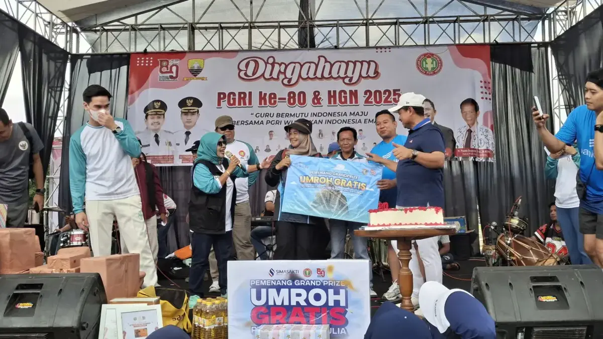 Heti Guru Honorer Bahagia Dapat Hadiah Umroh di HUT PGRI