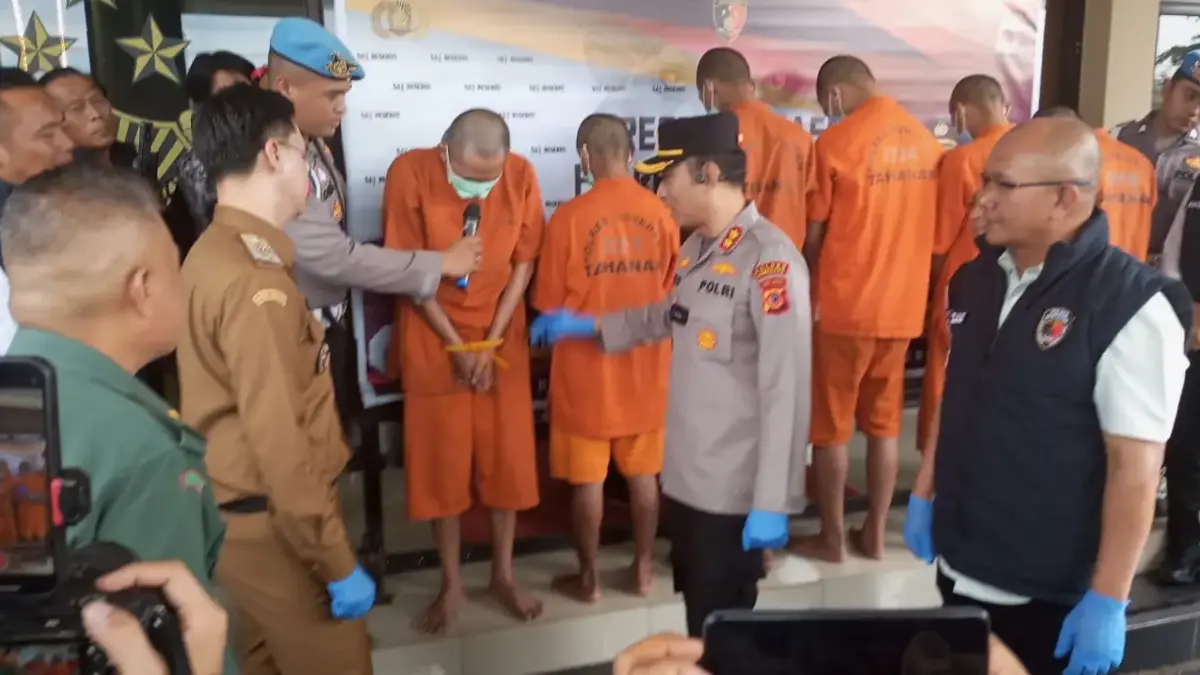 Premanisme, Tak Ada Ruang di Sumedang JUMPA PERS: Kapolres Sumedang AKBP Sandityo Mahardika bersama Wakil Bupati Sumedang Fajar Aldila memeriksa ena