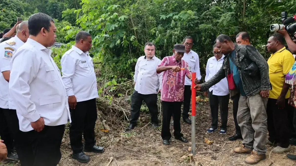 Realisasi Percepatan Sertifikasi Tanah Ulayat di Papua, Menteri Nusron Saksikan Pemasangan Patok Skouw Yambe Realisasi Percepatan Sertifikasi Tanah Ulayat di Papua, Menteri Nusron Saksikan Pemasangan Patok Skouw Yambe
