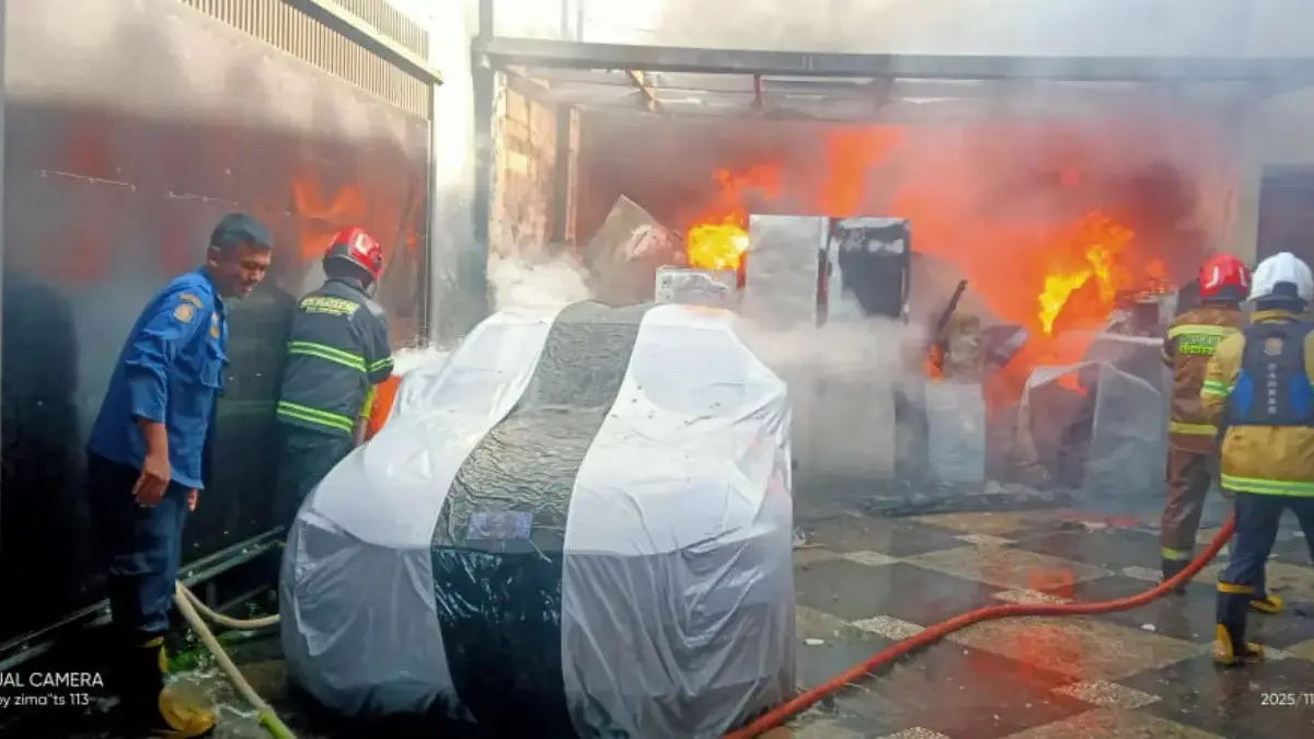 Kebakaran Gudang Elektronik di Kota Kulon, Damkar Sumedang Berhasil Padamkan Api dalam 30 Menit