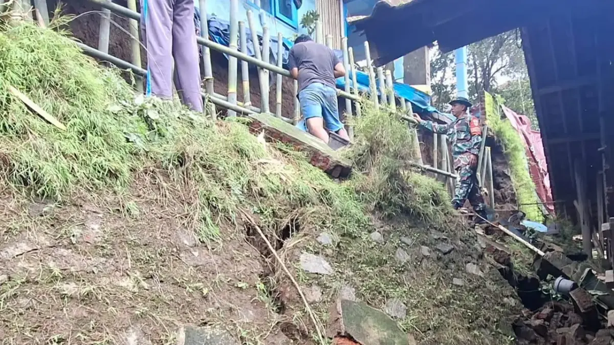 TPT Ambruk di Desa Cikole Cimalaka, Dua Rumah Terdampak dan Kerugian Capai Rp 40 Juta