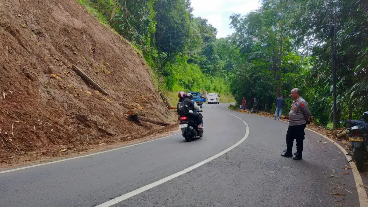Polsek Sumedang Selatan Gelar Patroli Hujan Rawan Bencana di Titik Longsor dan Pohon Tumbang