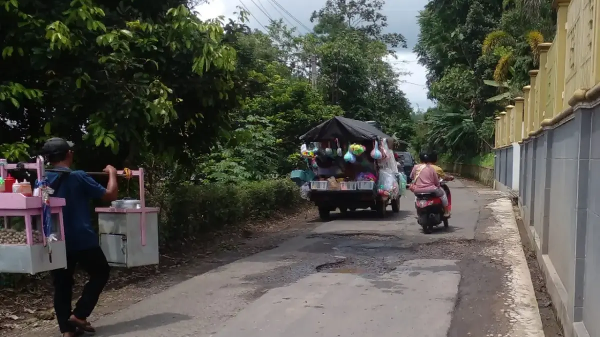 Warga Keluhkan Jalan Penghubung Cikole–Trunamanggala yang Rusak, Aktivitas Harian Terganggu