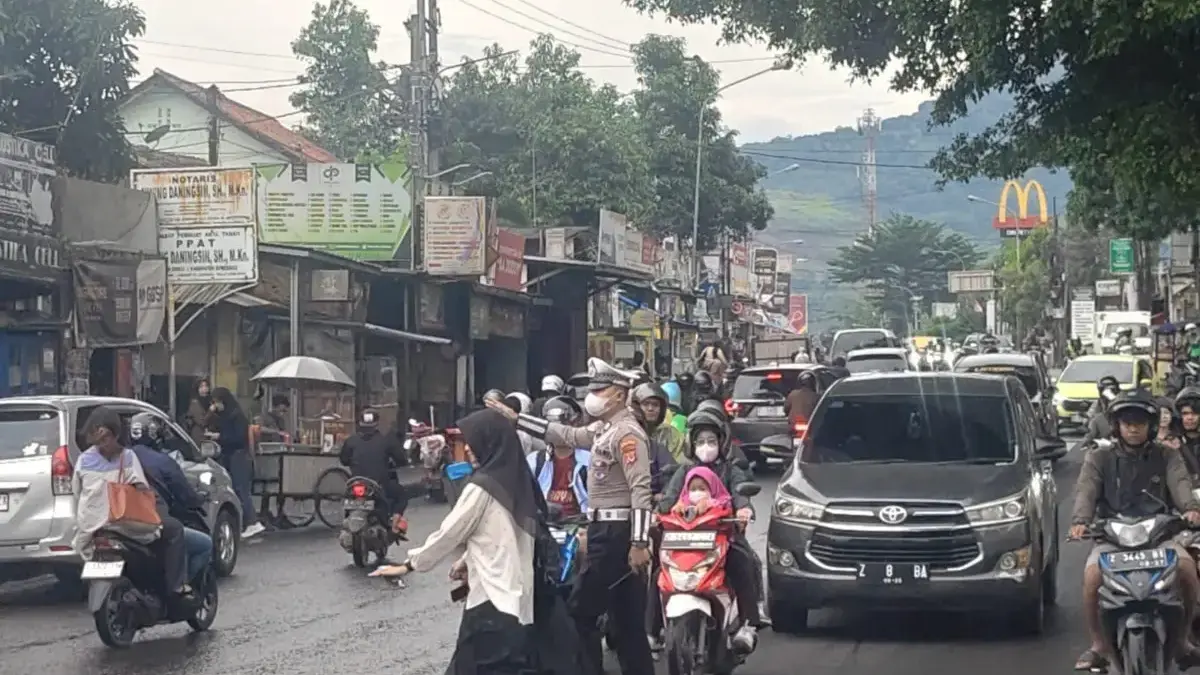 Pengaturan Lalin Sore di Pos Unpad Jatinangor, Polisi Pastikan Arus Tetap Lancar dan Aman
