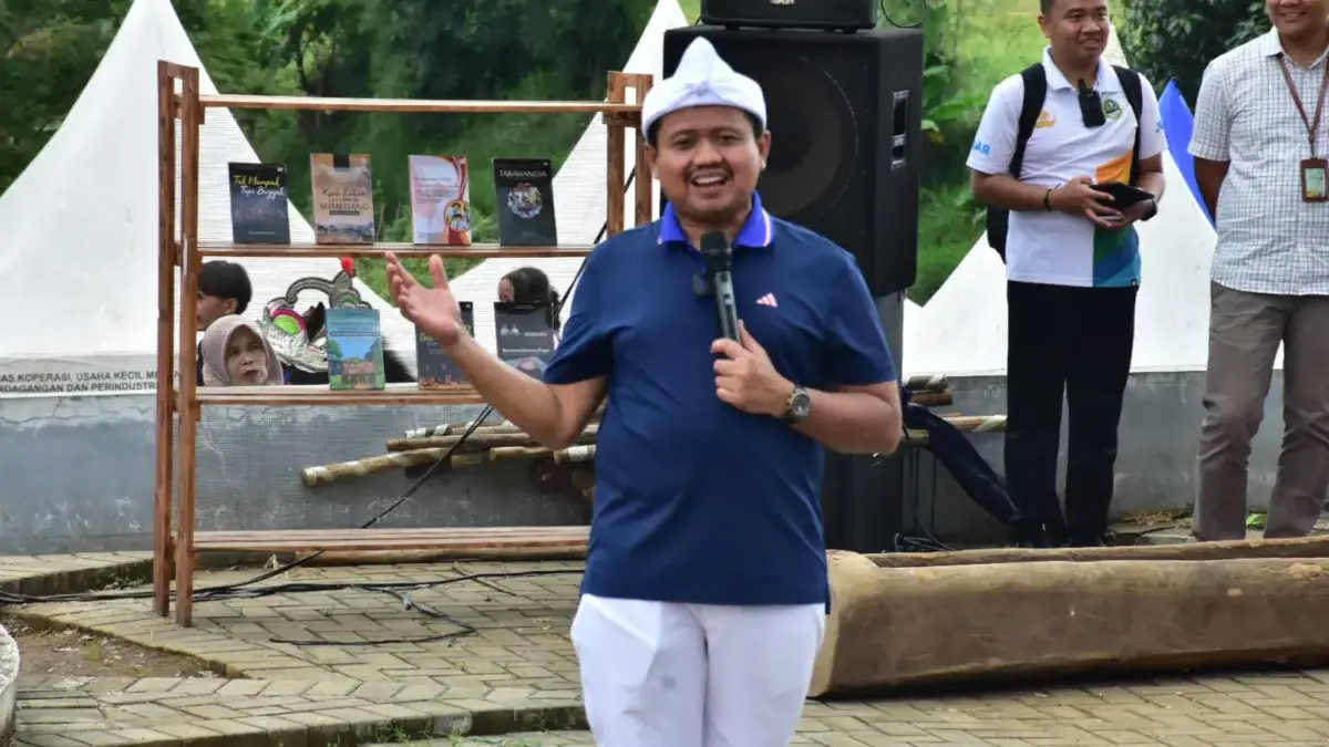 Bupati Dony Terpukau Penampilan Seni di Ekosistem Budaya Kasumedangan Bupati Dony Terpukau Penampilan Seni di Ekosistem Budaya Kasumedangan