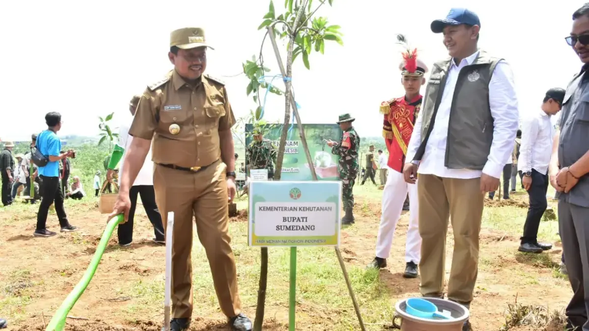 Bupati Dony dan Wamen Kehutanan Tanam Pohon Buah di Ujungjaya: Gerakan Hijau untuk Masa Depan Bupati Dony dan Wamen Kehutanan Tanam Pohon Buah di Ujungjaya: Gerakan Hijau untuk Masa Depan