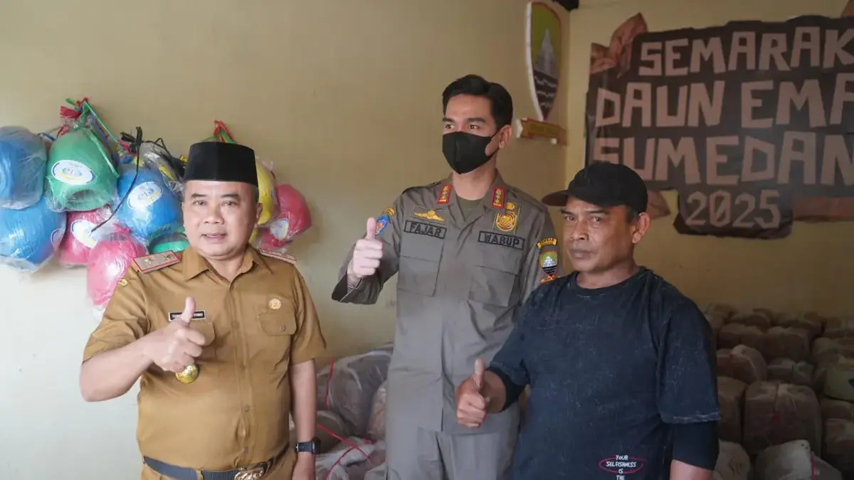 Pasar Tembakau Tanjungsari Jadi Satu-satunya di Indonesia, Wabup Fajar Serahkan Kunci Kios ke Pedagang Pasar Tembakau Tanjungsari Jadi Satu-satunya di Indonesia, Wabup Fajar Serahkan Kunci Kios ke Pedagang